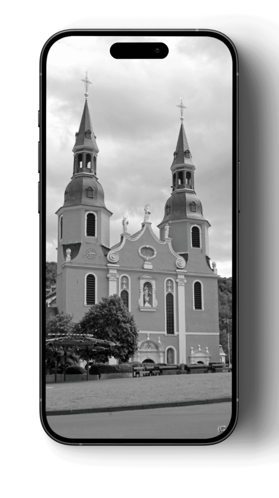 Iphone Mockup mit der Prümer Basilika als Hintergrund